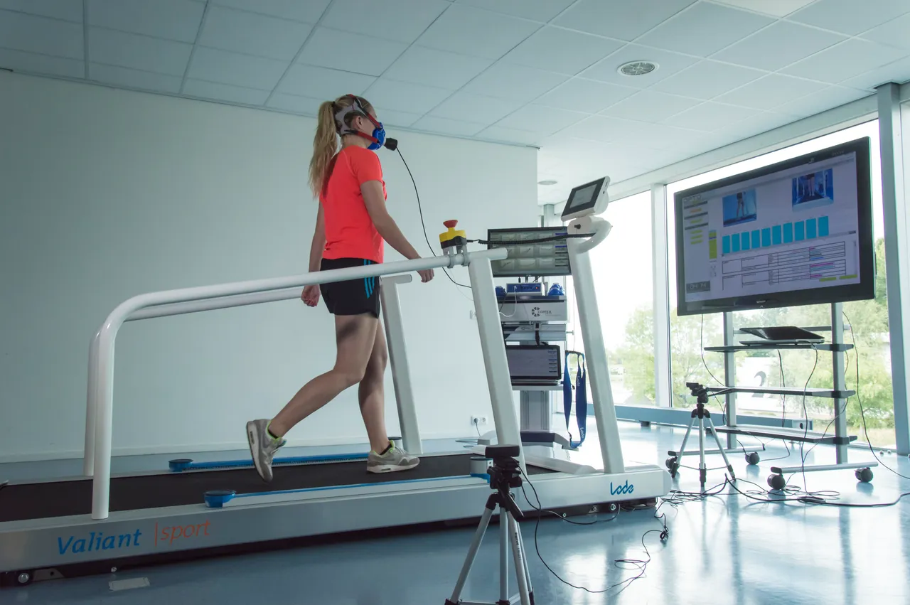 Woman on Lode Treadmill with CORTEX MetaLyzer®
