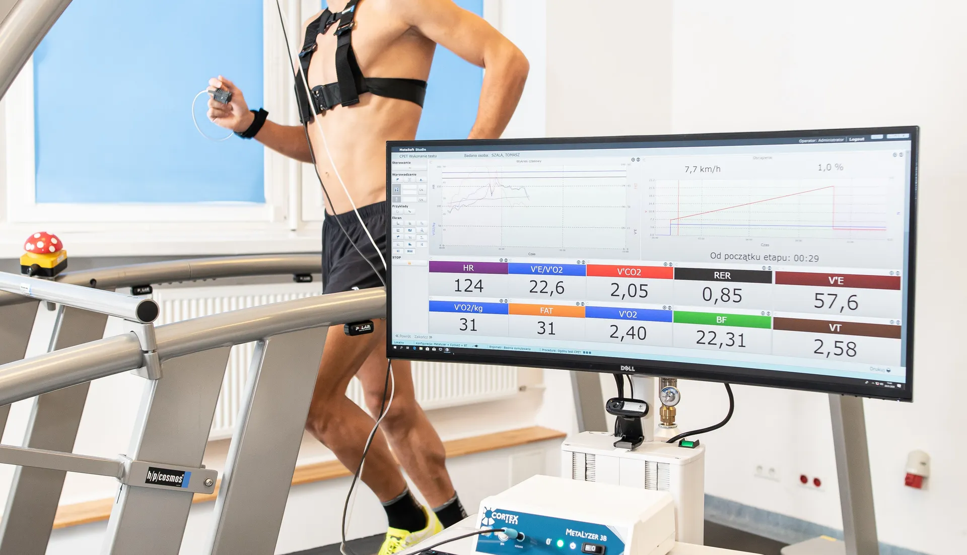 Laufband-Spiroergometrie: Athlet mit Messgurt auf dem Laufband, im Vordergrund MetaLyzer® 3B und MetaSoft® Studio mit Live-Messwerten