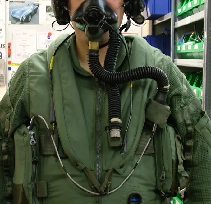 Pilot im Fluganzug mit Atemmaske, angeschlossen an den METAMAX® 3B für die flugmedizinische Belastungsmessung