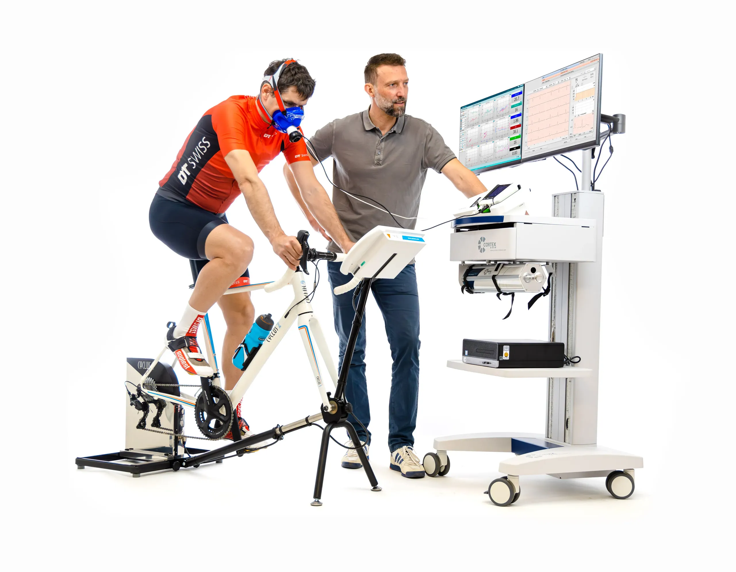 Kompletter CPET-Messplatz: Fahrradergometer, 12-Kanal-EKG, Spiroergometrie-Messeinheit, Mess-PC und Monitore auf dem Gerätewagen