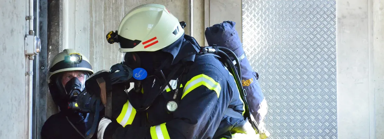 Feuerwehrleute mit Atemschutz und voller Ausrüstung bei der Einsatzübung, Belastungsdiagnostik mit dem METAMAX® 3B