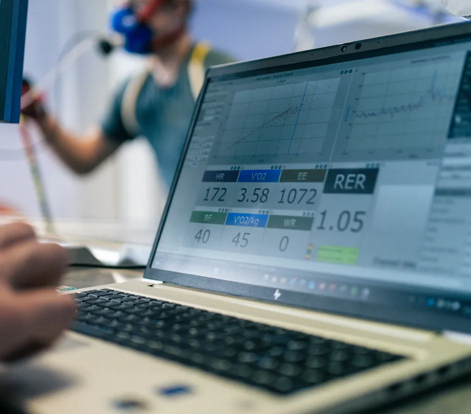 Messung mit Atemmaske, im Vordergrund ein Laptop mit Live-Messwerten